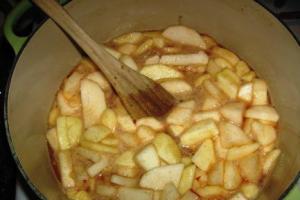 Як варити яблучне варення часточками?